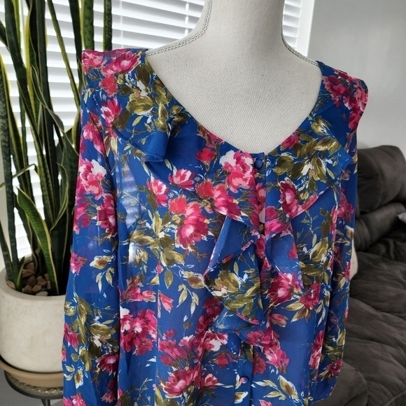 Kut From The Kloth Floral Ruffle Tab Sleeves blouse size medium. New without tag - Picture 2 of 7